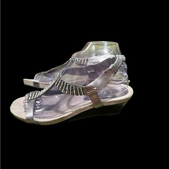 Kelly & Katie Sandals, Size 8 - Picture 5 of 9